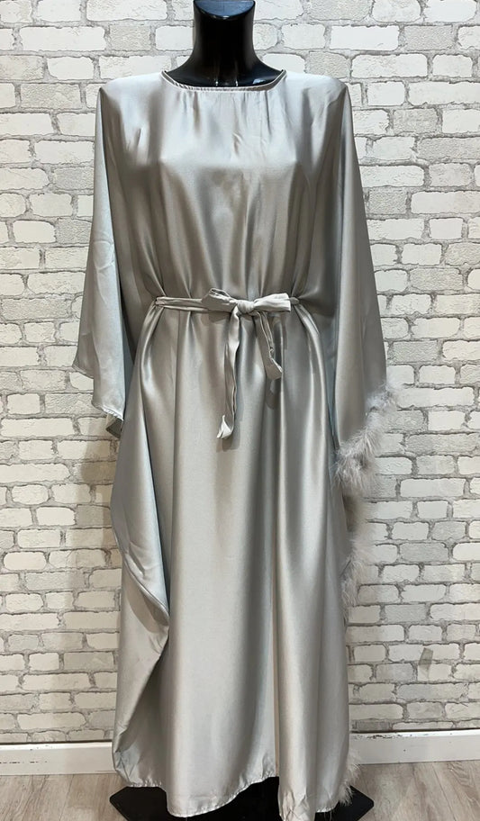 Robe grise satinée fausse fourrure