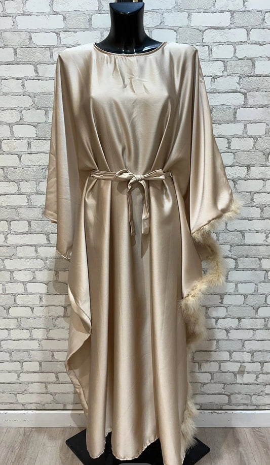 Robe beige satinée fausse fourrure