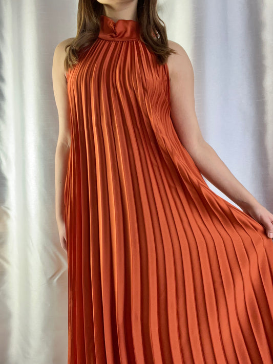 Robe longue plissée sans manches orange