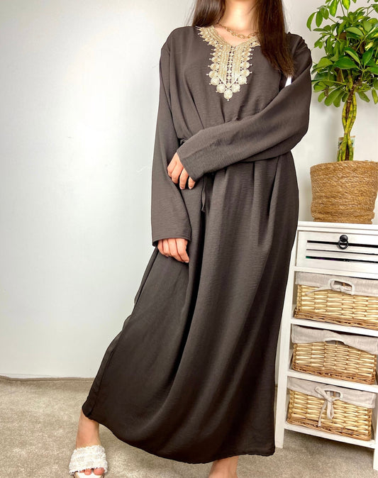 Robe orientale marron broderie